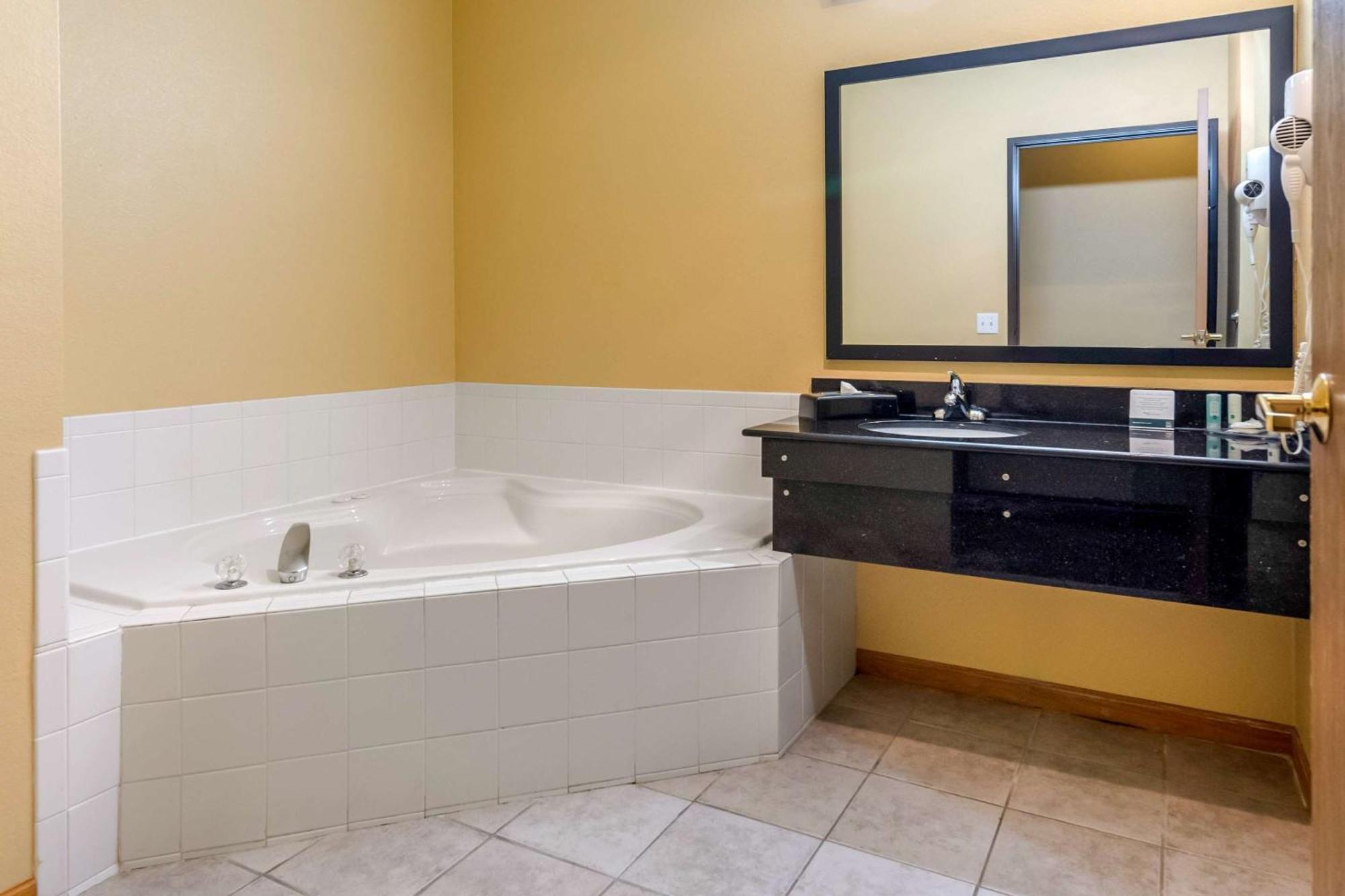 Quality Inn & Suites Lenexa Kansas City Εξωτερικό φωτογραφία